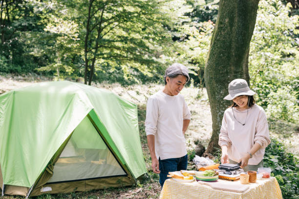 istock Japanese couple cooking in nature 1589947048