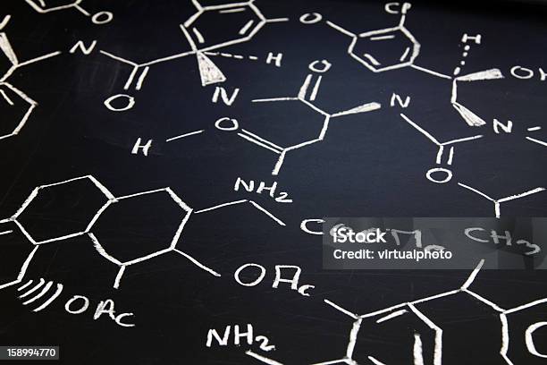 Foto de Químicos Fórmula No Quadronegro e mais fotos de stock de Aula de Química - Aula de Química, Bioquímica, Ciência
