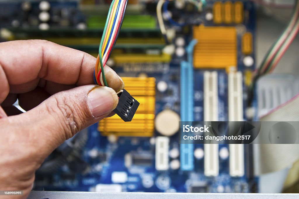 Técnico reparação de hardware no computador no laboratório - Foto de stock de Arranjar royalty-free