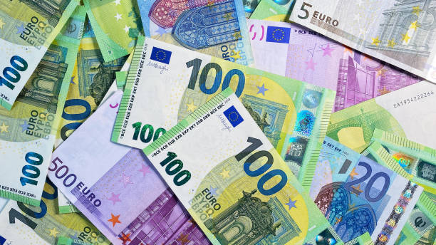 banconote in euro in contanti di diversi tagli. banconote in euro da 500, 100, 20 e 5 euro. sfondo di colore del denaro. economia e finanza. - raid array foto e immagini stock