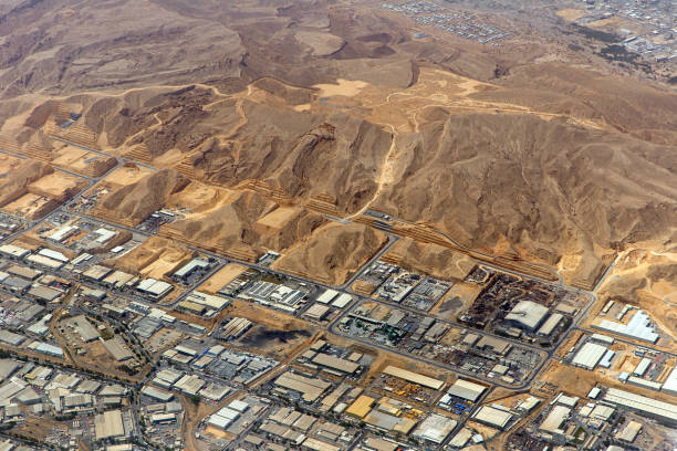 widok z lotu ptaka na budynki mieszkalne, place i ulice jednego z miast omanu. widok z okna samolotu - oman greater masqat road aerial view zdjęcia i obrazy z banku zdjęć