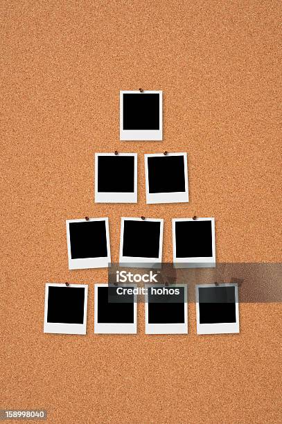 Polaroid Frames On Bulletin Board — стоковые фотографии и другие картинки Число 10 - Число 10, Рама картины, Пустой