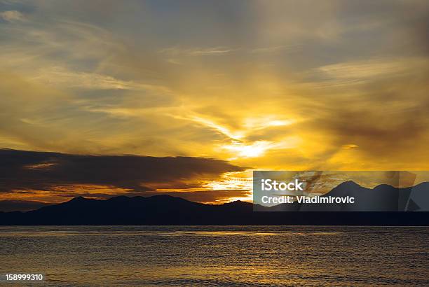 Atardecer De Tierra Foto de stock y más banco de imágenes de Agua - Agua, Aire libre, Amanecer