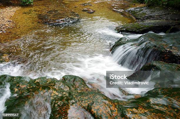 Cascata Di Flusso Rocks - Fotografie stock e altre immagini di Acqua - Acqua, Acqua fluente, Ambientazione esterna