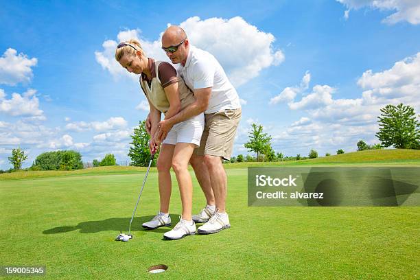 Hombre Enseñanza Su Esposa De Golf Foto de stock y más banco de imágenes de Ejercicio físico - Ejercicio físico, Personas, 30-39 años