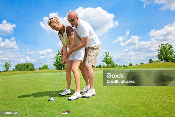 Uomo Insegnando La Sua Moglie Golf - Fotografie stock e altre immagini di Esercizio fisico - Esercizio fisico, Persone, Adulto