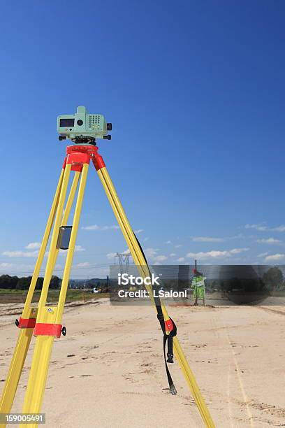 Geodesist Die Messung Stockfoto und mehr Bilder von Bauarbeiter - Bauarbeiter, Blau, Fotografie