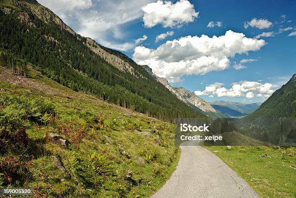 Straße W Den Alpen Ins Tal - zdjęcia stockowe i więcej obrazów Alpy - Alpy, Austria, Bez ludzi