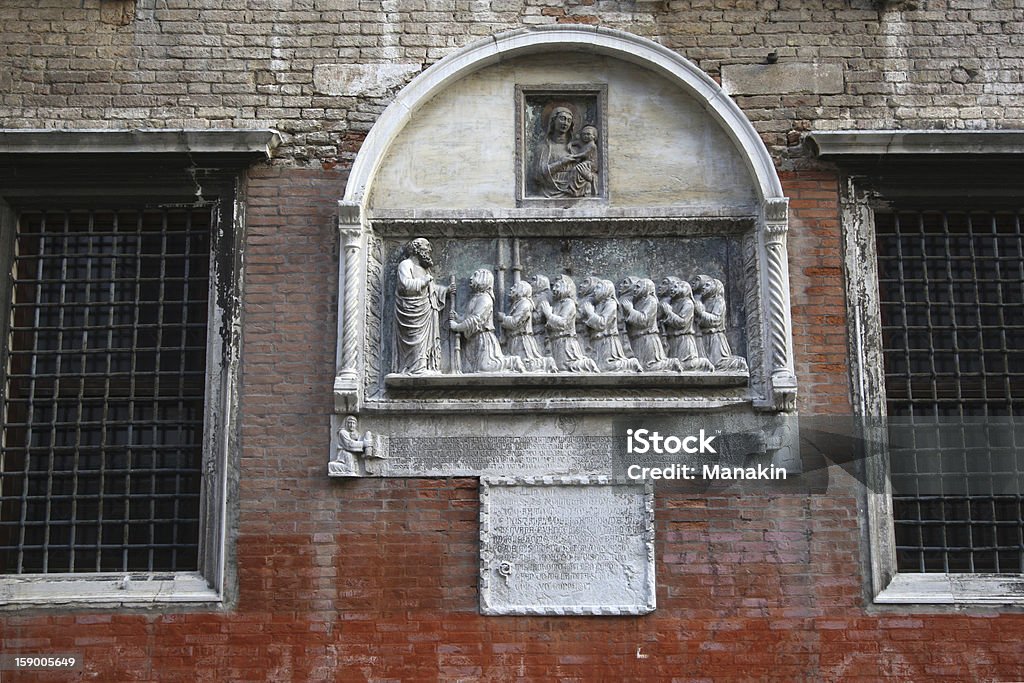 Средневековая религиозные bas-relief in Venice - Стоковые фото Барельеф роялти-фри