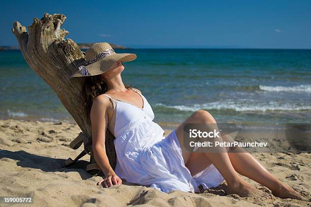Seduta Sulla Spiaggia - Fotografie stock e altre immagini di Abbronzarsi - Abbronzarsi, Adagiarsi, Adulto