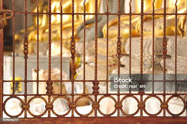 Inossidabile Porta Vecchia Wat Pho - Fotografie stock e altre immagini di Acciaio - Acciaio, Arrugginito, Arte