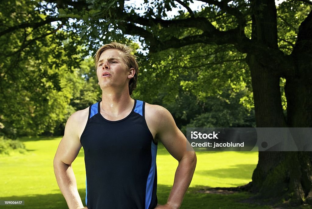 Cansado atleta tomando un descanso - Foto de stock de Aire libre libre de derechos