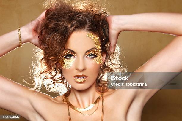 魅力的な女性に飾られたゴールドの葉 - まぶしいのストックフォトや画像を多数ご用意 - まぶしい, ファッションモデル, ブロンズ色