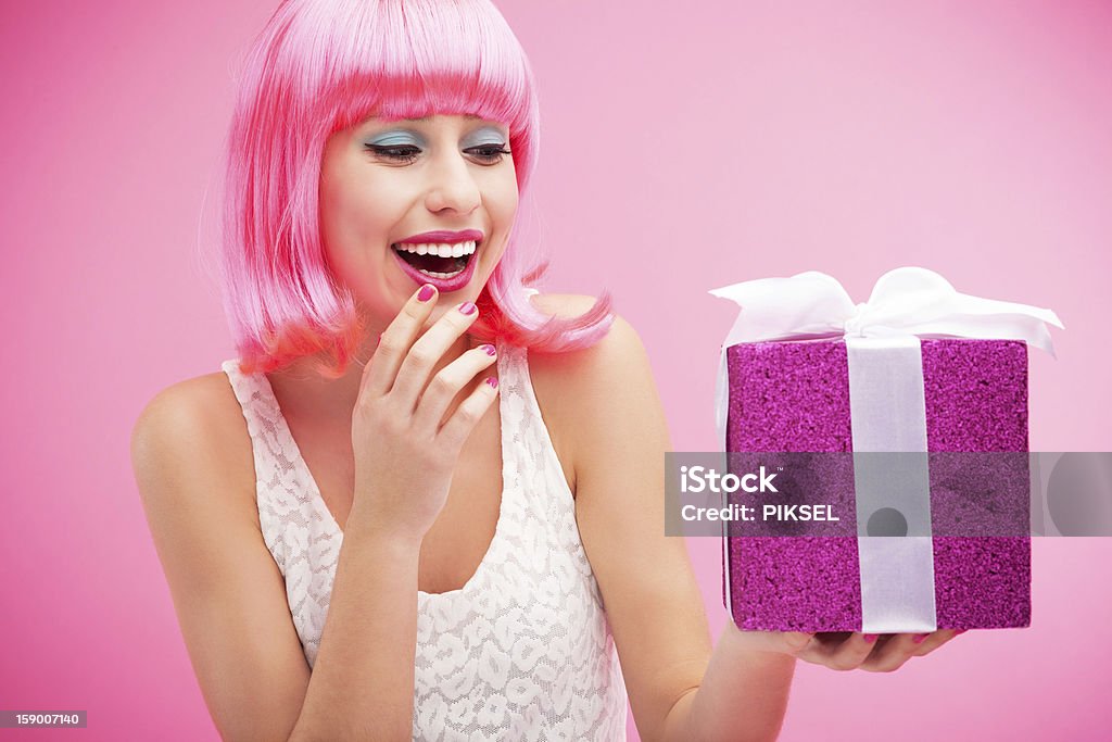 행복함 여자 쥠 선물 - 로열티 프리 가발 스톡 사진