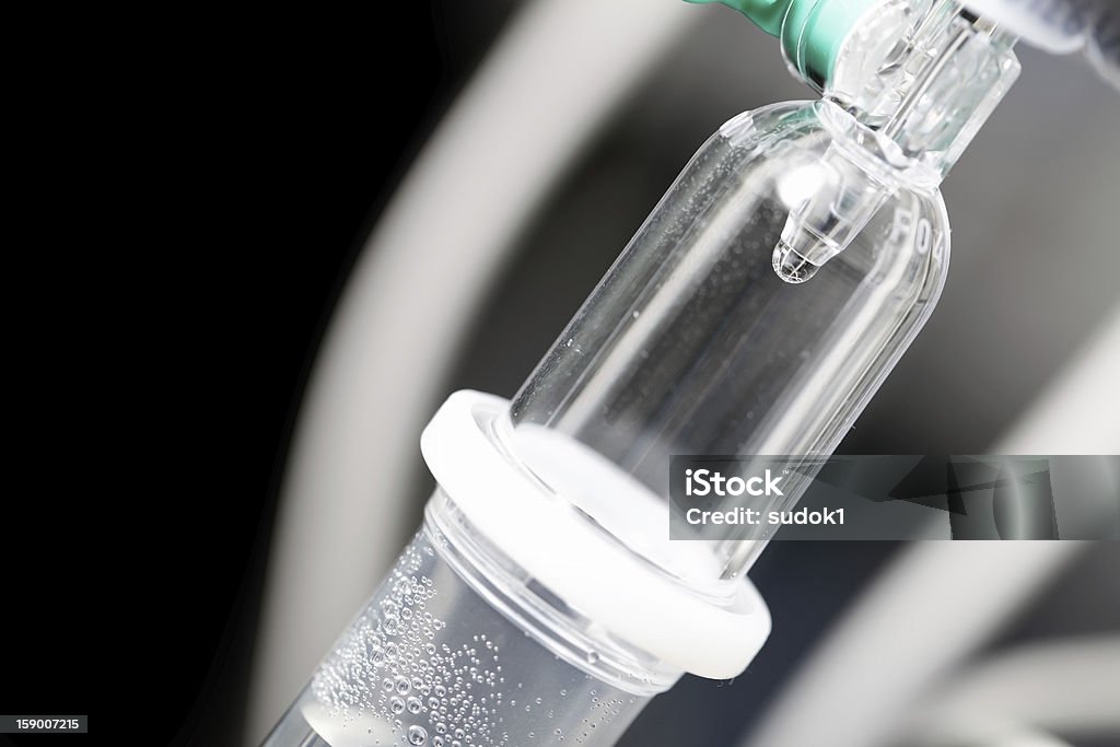 Cai em intravenous (IV) gotejamento. - Foto de stock de Peça de Máquina royalty-free