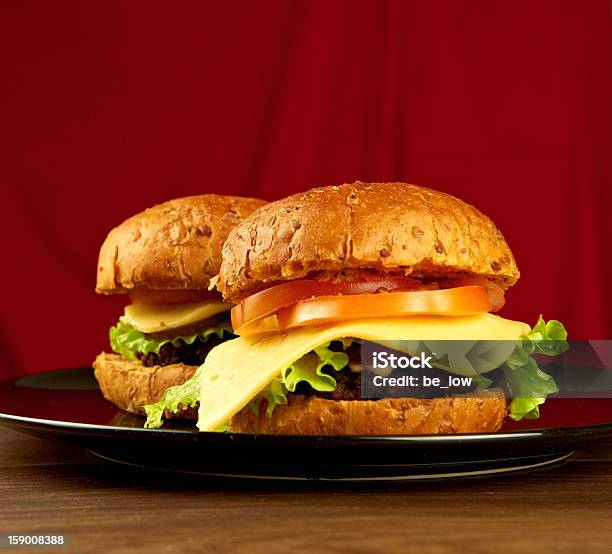 Zwei Große Hamburger Stockfoto und mehr Bilder von Abnehmen - Abnehmen, Brotsorte, Brötchen