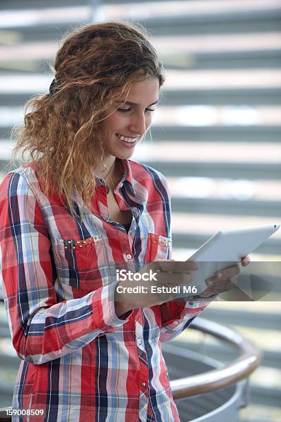 Hermosa Mujer Joven Con Tableta Digital Foto de stock y más banco de imágenes de Adolescencia - Adolescencia, Adolescente, Adulto