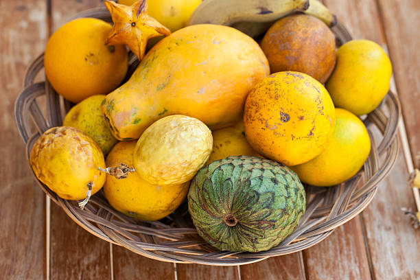 Frutas tropicales exóticos en la cesta. - foto de stock