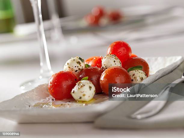 Tomate E Salada De Mozzarella - Fotografias de stock e mais imagens de Acompanhamento - Acompanhamento, Alho, Alimentação Saudável