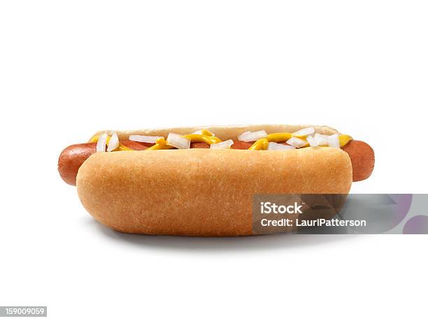 Hot Dog Z Musztardą I Cebuli - zdjęcia stockowe i więcej obrazów Hot dog - Hot dog, Neutralne tło, Musztarda