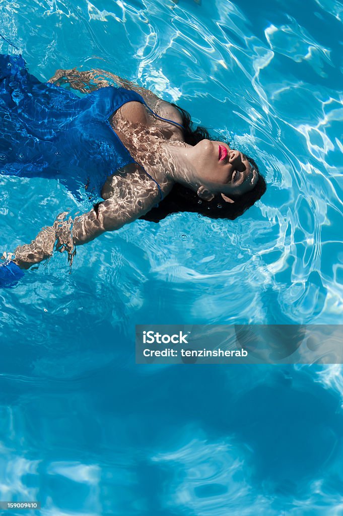 Chica relajante en una piscina - Foto de stock de 20 a 29 años libre de derechos