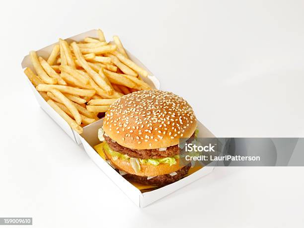 Clásica Hamburguesa Con Papas Fritas Tome La Salida En Caja Foto de stock y más banco de imágenes de Caja