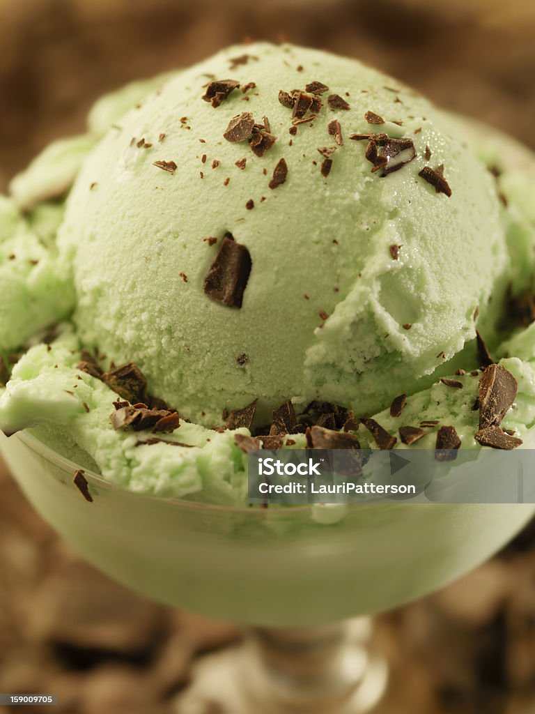 Chocolate helado Sundae con salsa de menta - Foto de stock de Helado de crema de menta libre de derechos