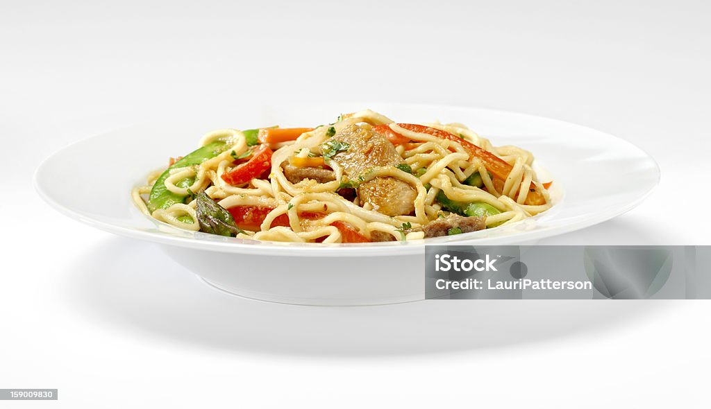 Cerdo Stirfry con fideos y verduras mixtas - Foto de stock de Aderezo libre de derechos