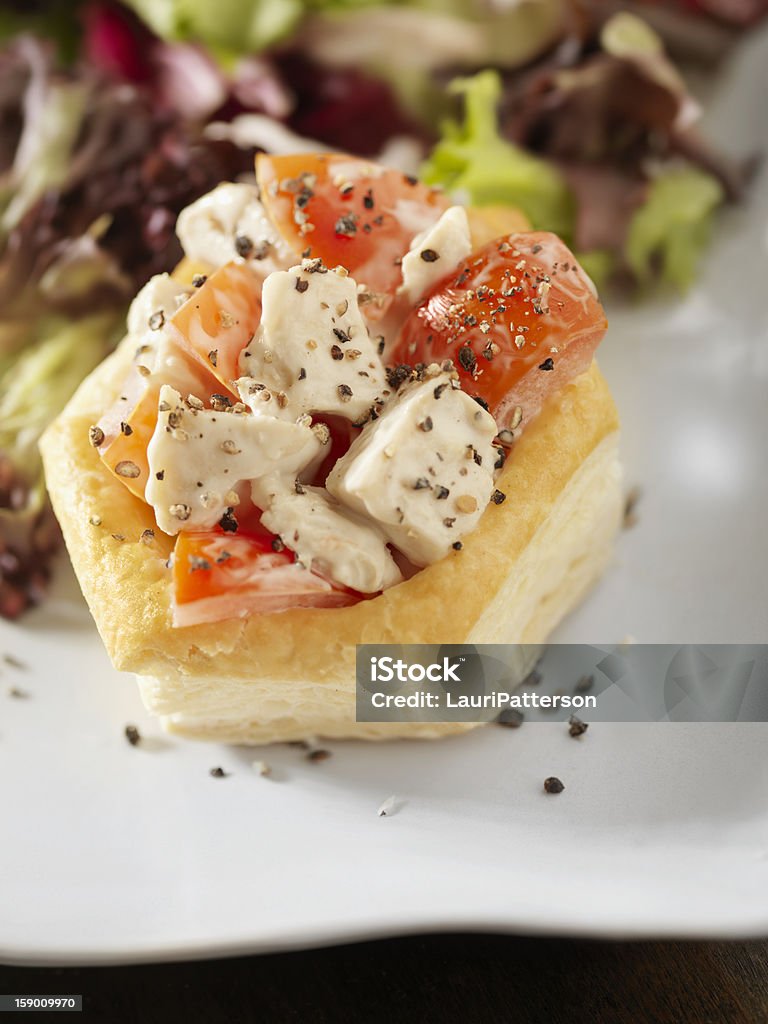 Insalata di pollo Ceaser in brioche Shell - Foto stock royalty-free di Vol-au-vent