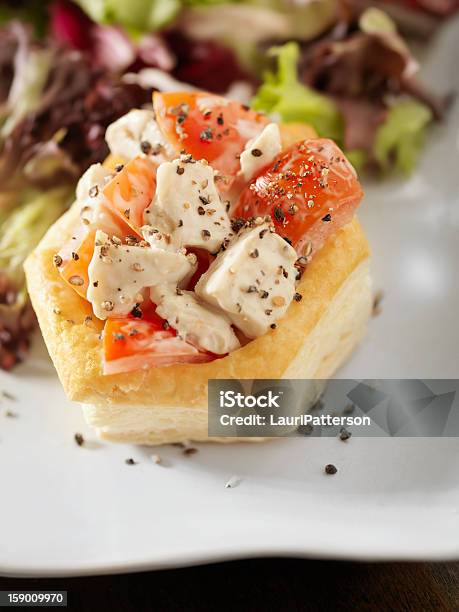 Insalata Di Pollo Ceaser In Brioche Shell - Fotografie stock e altre immagini di Vol-au-vent - Vol-au-vent, Alimentazione sana, Ambientazione interna