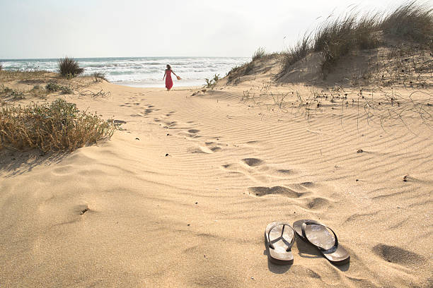 camine descalzo - footprint sand sea beach fotografías e imágenes de stock