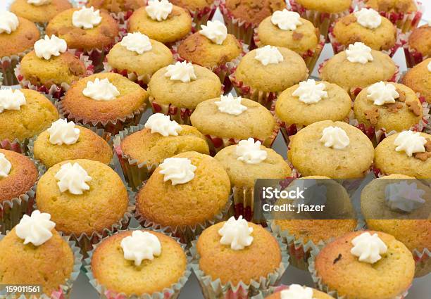 Photo libre de droit de Mini Muffins Crème banque d'images et plus d'images libres de droit de Aliment - Aliment, Crème sucrée, Cupcake