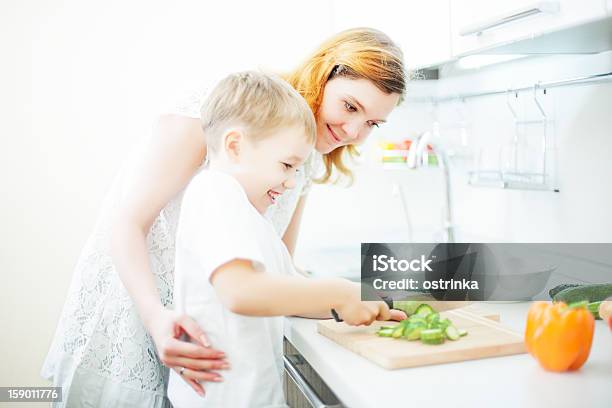 Feliz Mãe E Filho De Cozimento - Fotografias de stock e mais imagens de 6-7 Anos - 6-7 Anos, Alimentação Saudável, Assistência