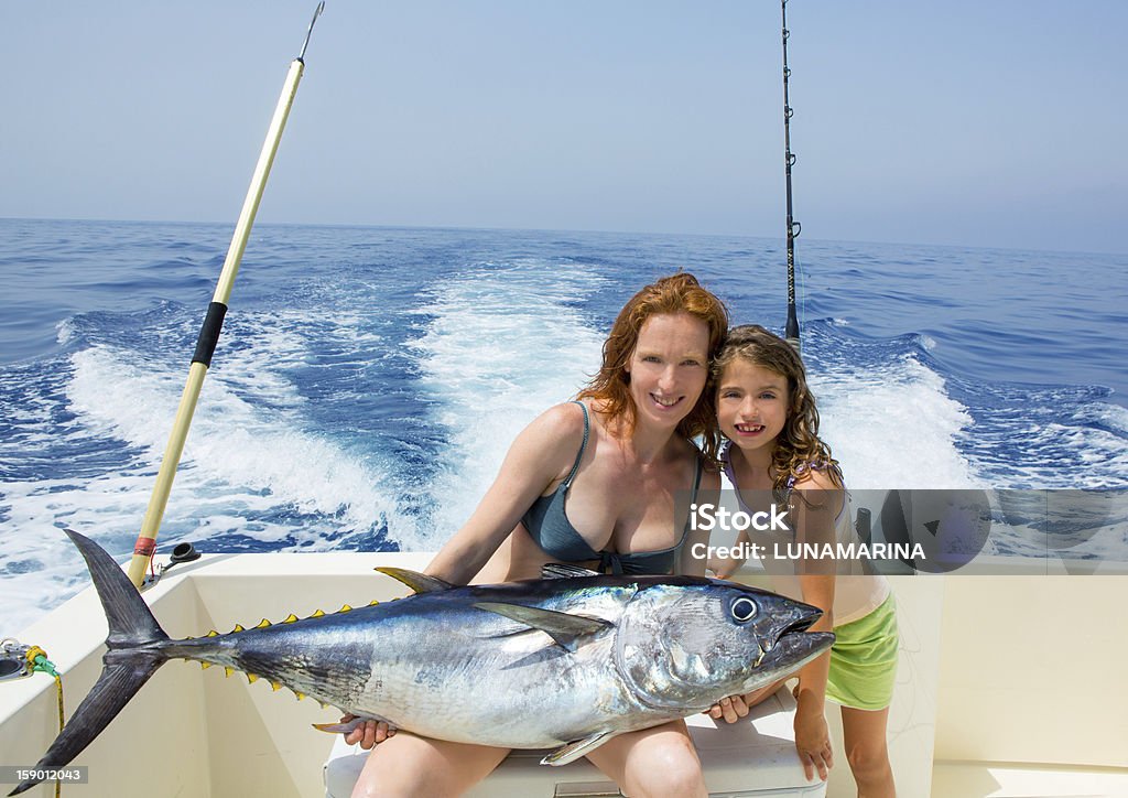 bikini fisher kobieta i córka z tuńczyka błękitnopłetwego - Zbiór zdjęć royalty-free (Łowić ryby)