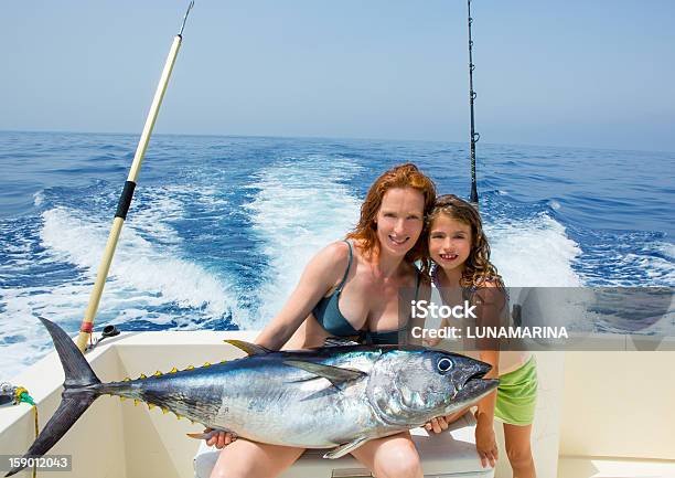 Biquíni Fisher Mulher E Filha Com Atum Rabilho - Fotografias de stock e mais imagens de Pesca - Pesca, Mar, Família