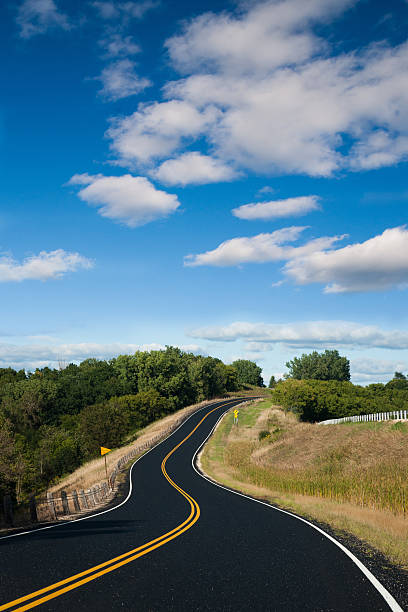 Strada di campagna al hill - foto stock