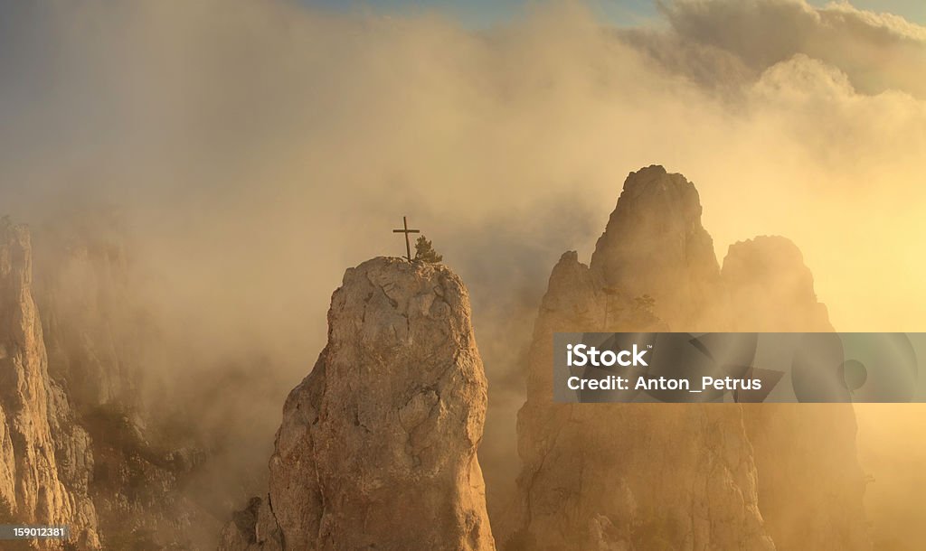 Monts brumeux à l'aube - Photo de Aube libre de droits