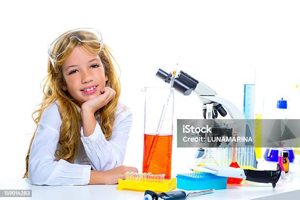 スチューデントガールのお子様にはお子様用化学研究所 - 1人のストックフォトや画像を多数ご用意 - 1人, 8歳から9歳, めがね