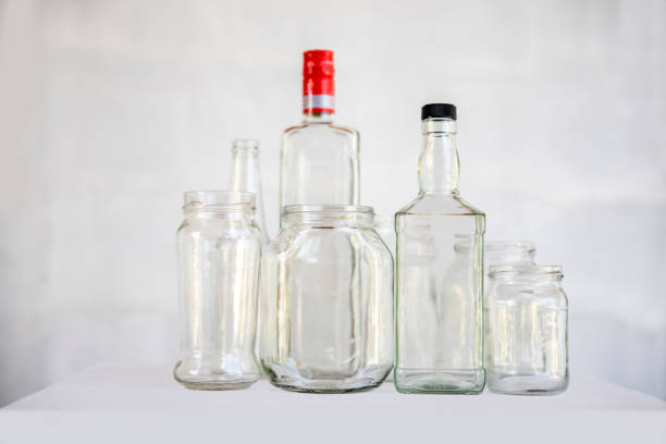 variété bouteilles et pots en verre pour le recyclage - packaging recycling bottle plastic photos et images de collection