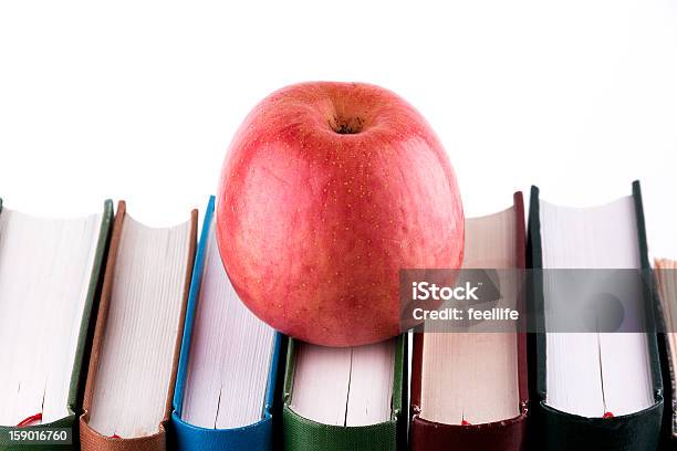 Livros E Maçã - Fotografias de stock e mais imagens de Aprender - Aprender, Biblioteca, Cores