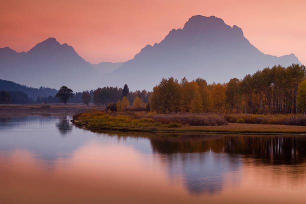 outono montanha de reflexos - snake river mt moran nature grand teton national park imagens e fotografias de stock