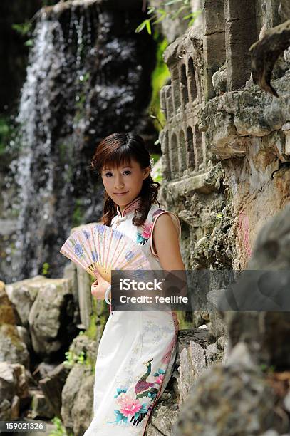 Menina Em Chinês Tradicional Cheongsam - Fotografias de stock e mais imagens de Adulto - Adulto, Cheongsam, Chinês