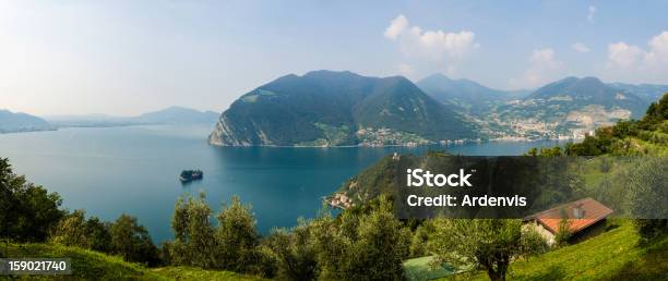 Panoramiczny Widok Na Lake Iseo Z Monte Isola Włochy - zdjęcia stockowe i więcej obrazów Architektura