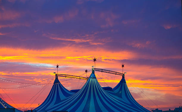 tenda de circo em um dramático pôr do sol colorido - circus tent fotos - fotografias e filmes do acervo