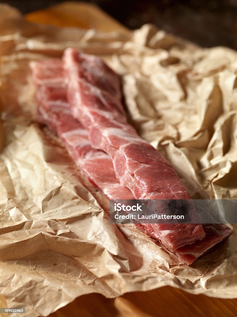 Raw costela suína em papel de açougueiro - Foto de stock de Carne royalty-free