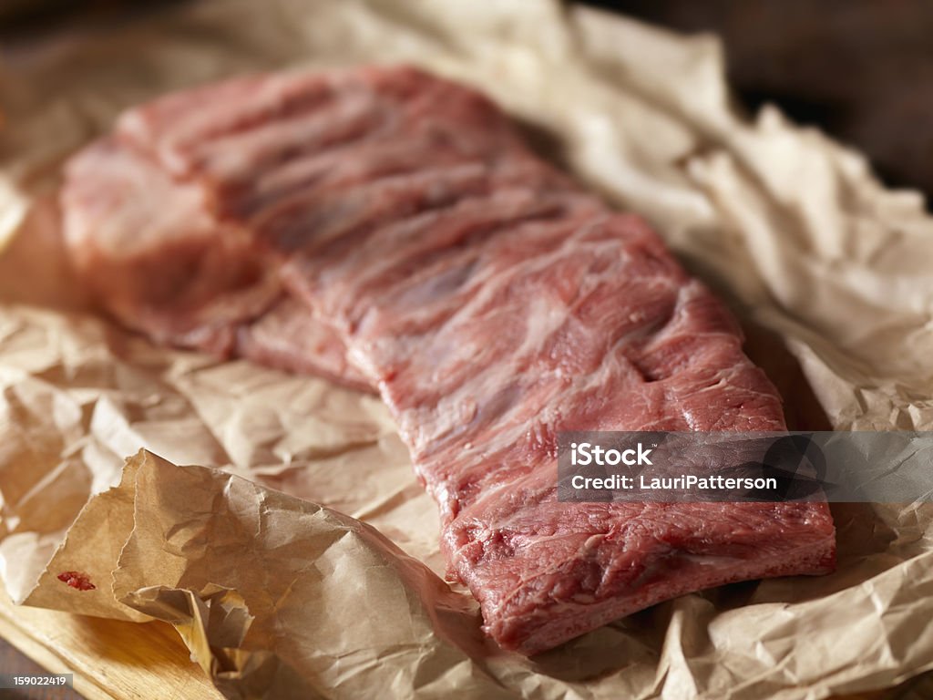 날것 시즈닝한 돼지고기 립 in Butcher 종이 - 로열티 프리 고기 포장용지 스톡 사진