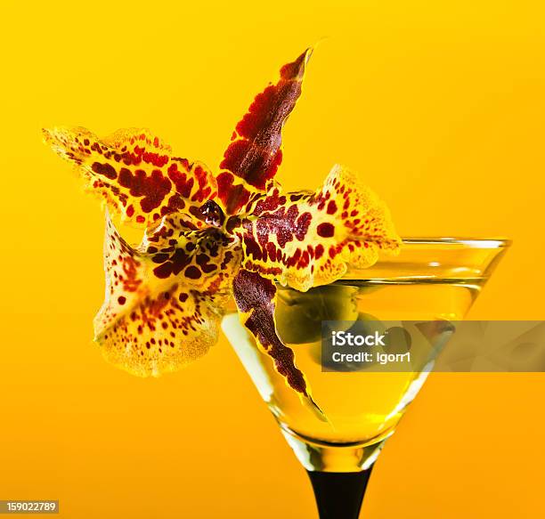 Martini Mit Grünen Oliven Stockfoto und mehr Bilder von Alkoholisches Getränk - Alkoholisches Getränk, Baumblüte, Blume