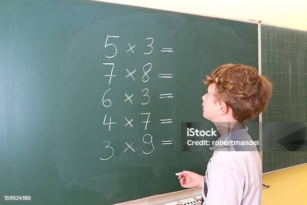 Matemática - Fotografias de stock e mais imagens de Adolescência - Adolescência, Calcular, Concentração