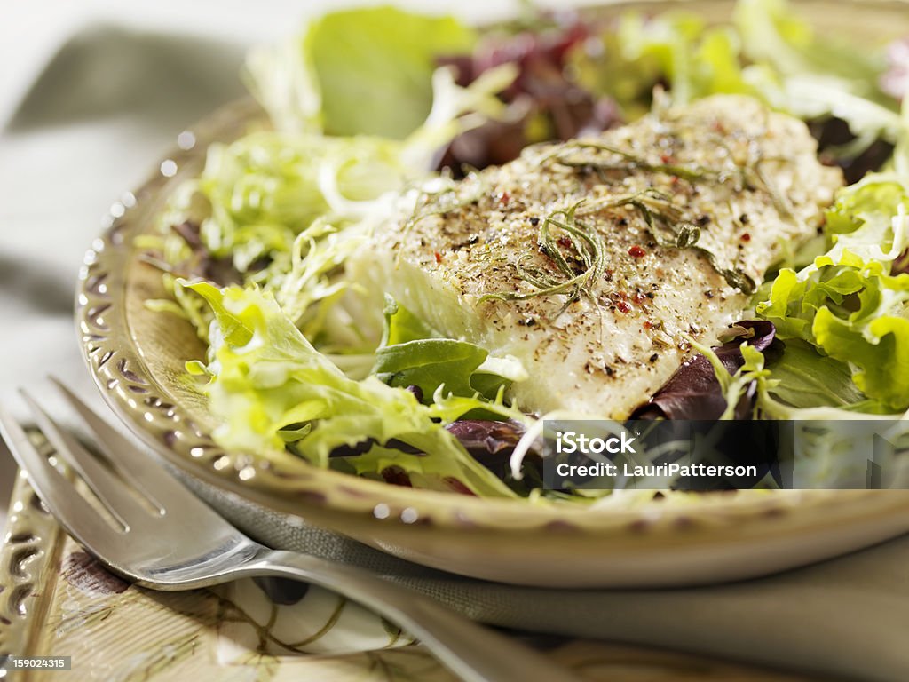 Alabote grelhado com uma salada fresca - Royalty-free Hipoglosso Foto de stock