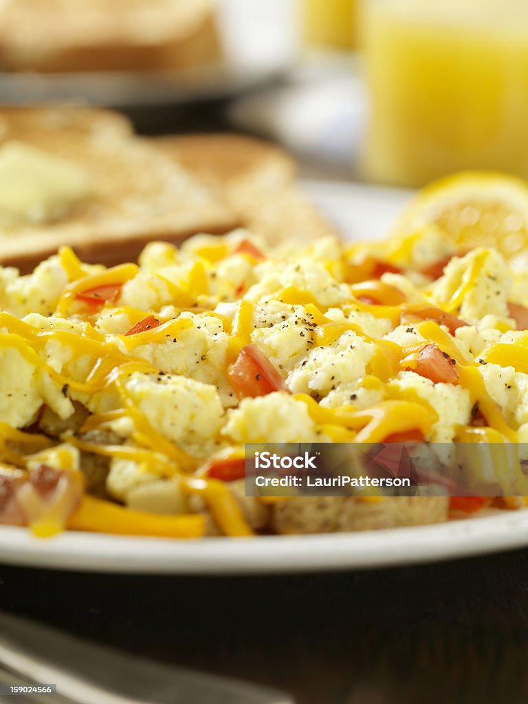 Huevos revueltos con Hash Browns - Foto de stock de Huevo revuelto libre de derechos